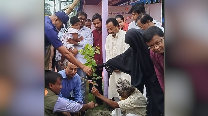 সিরাজগঞ্জে জুলাই গণঅভ্যুত্থানে ১৩ শহীদের নামে ১৩টি বৃক্ষরোপণ