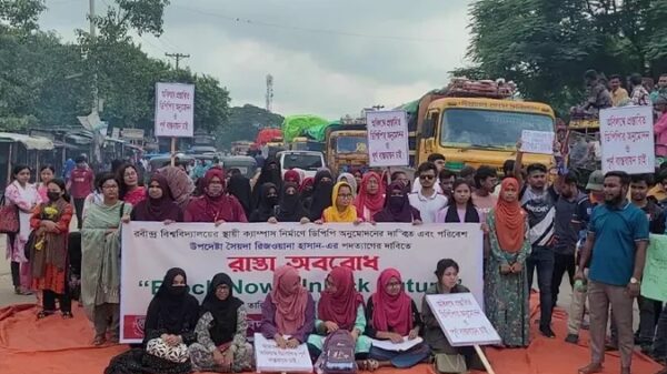 রবীন্দ্র বিশ্ববিদ্যালয়ের শিক্ষার্থীদের শাহজাদপুর মহাসড়ক অবরোধ