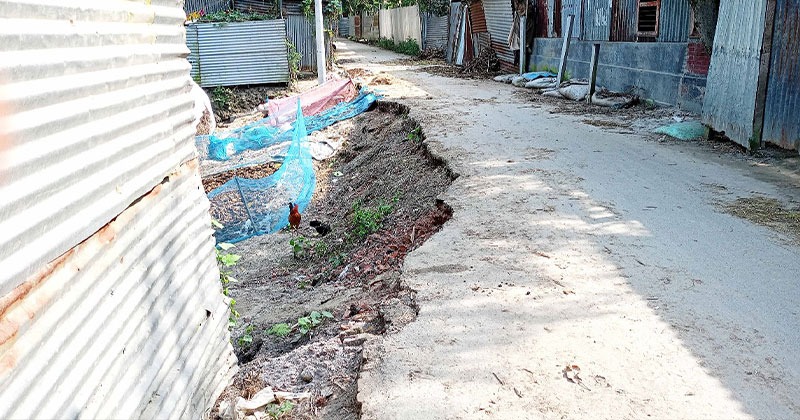 শাহজাদপুরে নির্মাণের এক মাস না যেতেই সড়কে ধস