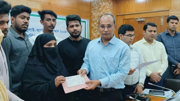 সিরাজগঞ্জে জুলাই-আগষ্টে নিহত শহীদ পরিবারে চেক বিতরণ