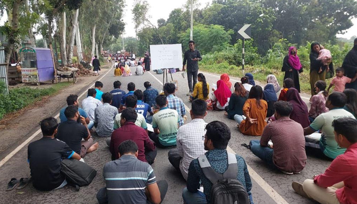 মহাসড়কে প্রতীকী ক্লাসে বসেছে রবীন্দ্র বিশ্ববিদ্যালয়ের শিক্ষার্থীরা