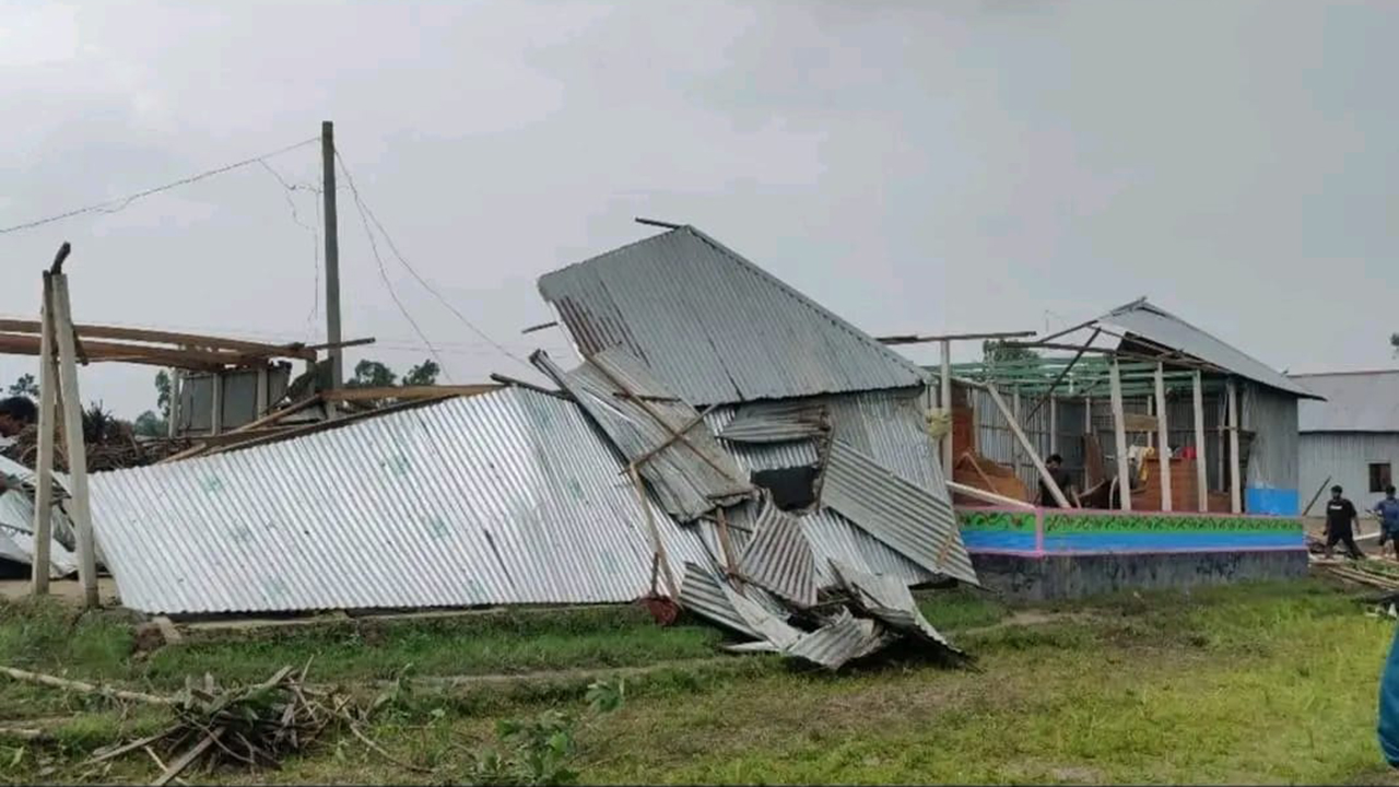 হঠাৎ শুরু হওয়া ঘূর্ণিবাতাসে সিরাজগঞ্জের কয়েক গ্রাম ক্ষতিগ্রস্ত