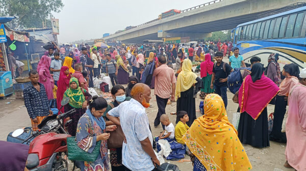 সিরাজগঞ্জের মহাসড়কে যাত্রীদের উপচেপড়া ভিড়