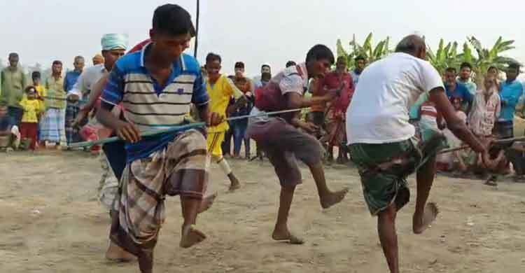 তাড়াশে ঈদ উপলক্ষে ঐতিহ্যবাহী লাঠি খেলা