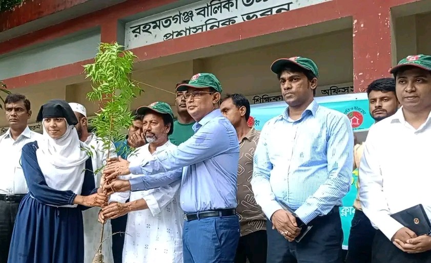 সিরাজগঞ্জে প্রকৃতি ও জীবন ক্লাবের চারা বিতরণ