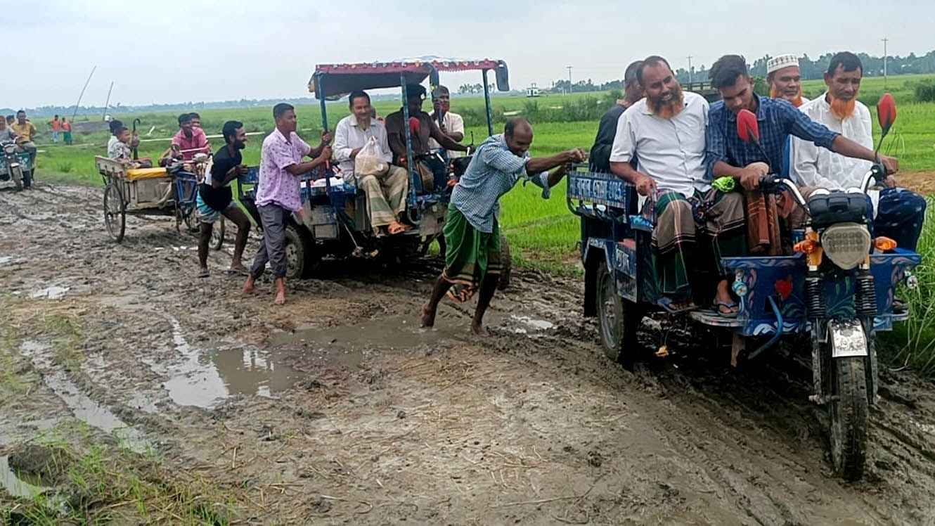 উল্লাপাড়ায় ৩ কিলোমিটার সড়কের দুর্ভোগে ৩০ হাজার মানুষ