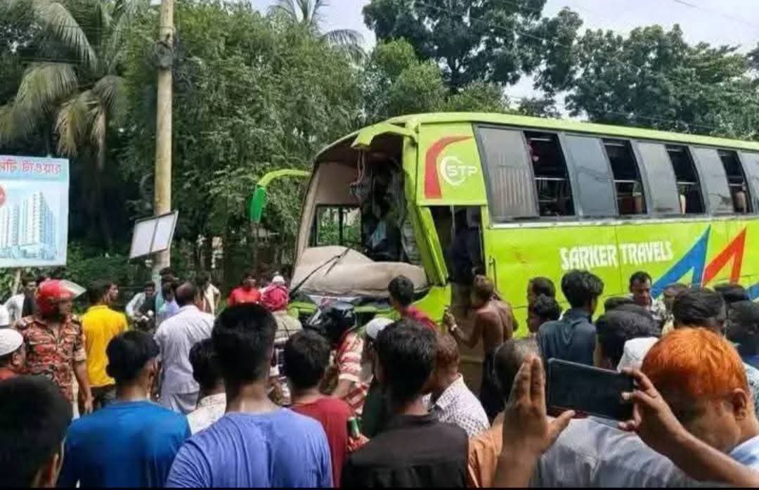 শাহজাদপুরে বাস চাপায় নিহত ১