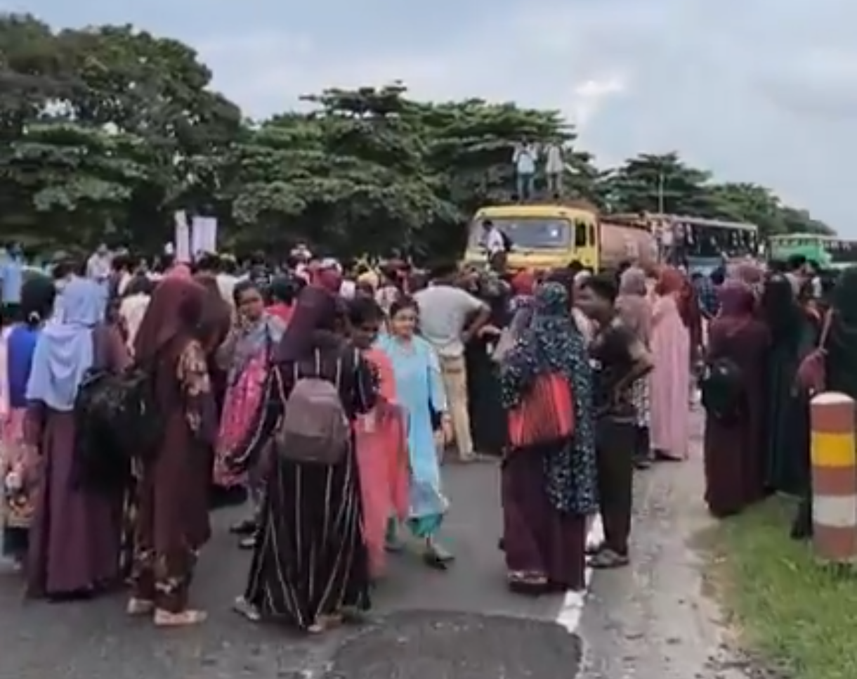 রবীন্দ্র বিশ্ববিদ্যালয় শিক্ষার্থীদের যমুনাসেতু মহাসড়ক অবরোধ