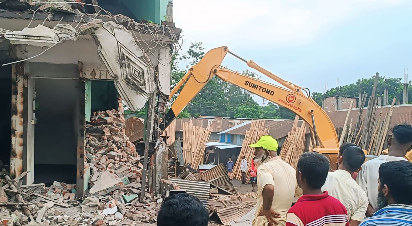 বেলকুচিতে ১৬২টি অবৈধ দোকান-স্থাপনা উচ্ছেদ