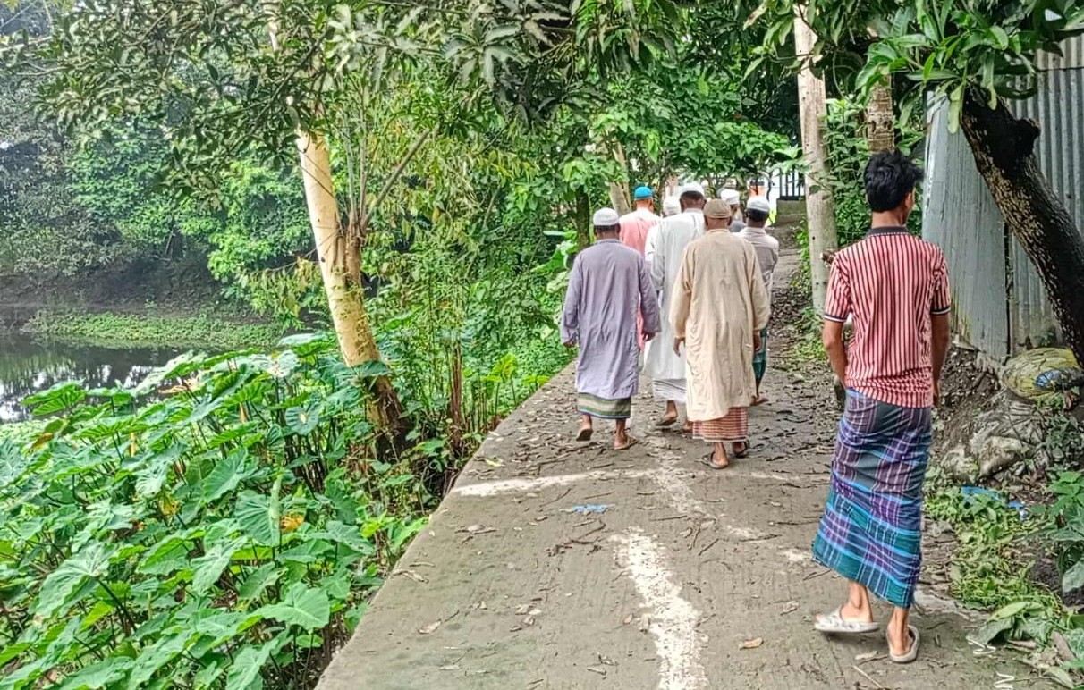 কাজ শেষ না হতেই রাস্তার বিভিন্ন স্থানে ফাটল