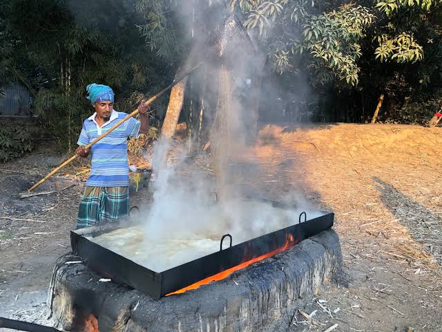 আখের গুড় তৈরি