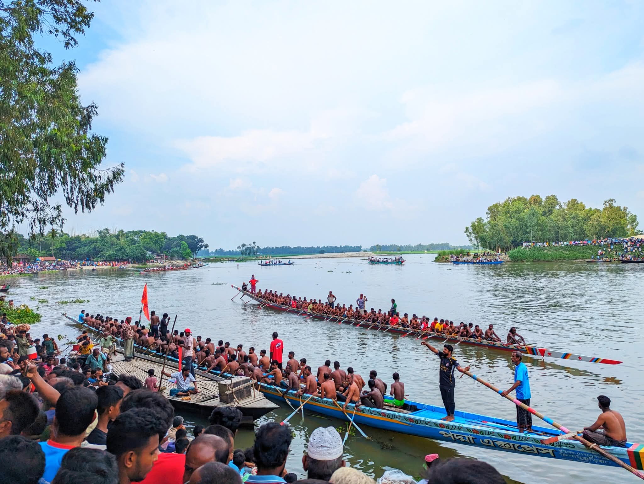উল্লাপাড়ায় নৌকা বাইচ প্রতিযোগিতায় বিজয়ী ‘একতা এক্সপ্রেস’