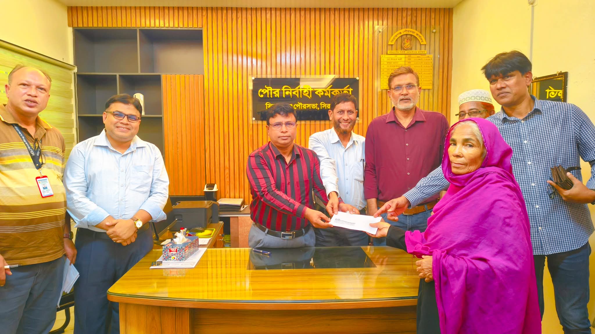 সিরাজগঞ্জে জলবায়ু ক্ষতিগ্রস্ত বস্তিবাসীদের মাঝে অনুদান বিতরণ