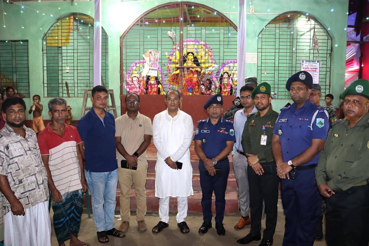 পূজামণ্ডপ ঘুরে দেখলেন সিরাজগঞ্জের জেলা প্রশাসক