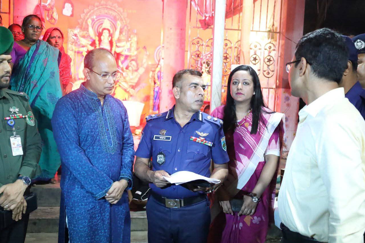 সিরাজগঞ্জে জেলা প্রশাসকের পূজামণ্ডপ পরিদর্শন