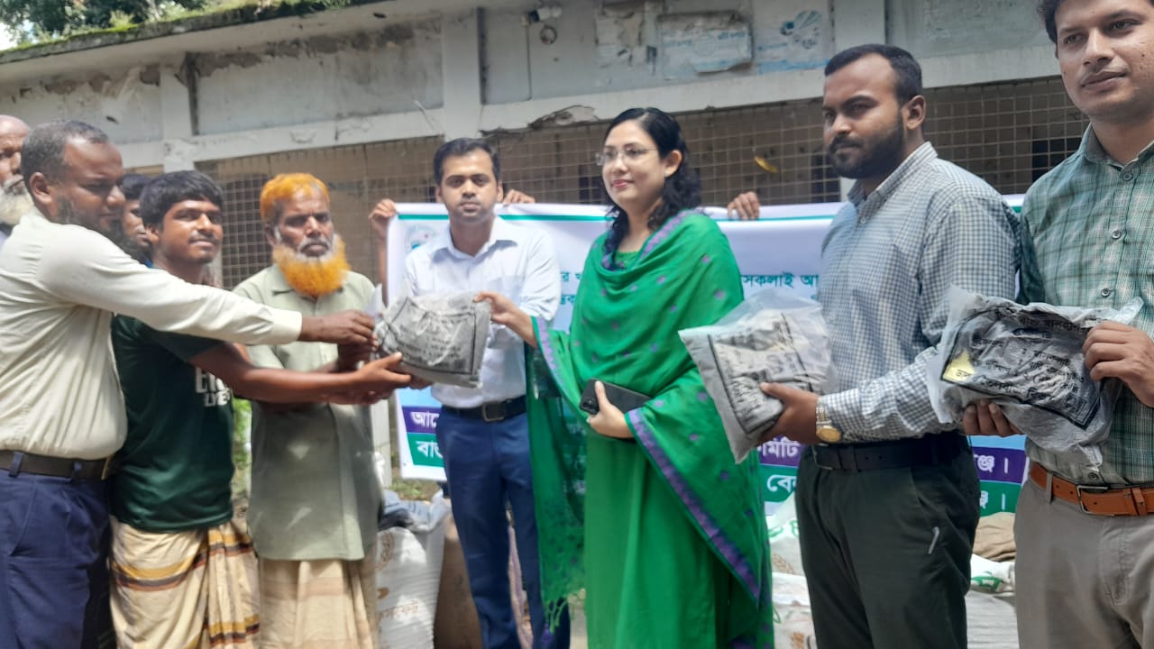 বেলকুচিতে বিনামূল্যে মাষকলাই বীজ ও সার বিতরণ