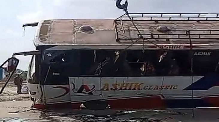 আশিক পরিবহনের উল্টে যাওয়া বাস 