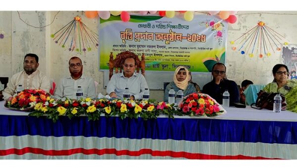 ভিক্টোরিয়া উচ্চ বিদ্যালয়ে মেধাবী ও দরিদ্র শিক্ষার্থীদের বৃত্তি প্রদান