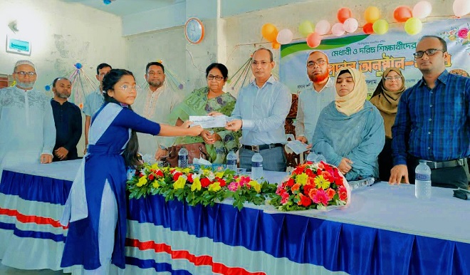 ভিক্টোরিয়া উচ্চ বিদ্যালয়ে মেধাবী ও দরিদ্র শিক্ষার্থীদের বৃত্তি প্রদান