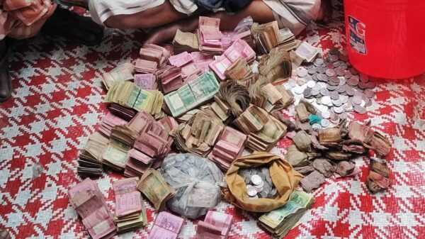 ভিক্ষা করে তিন বস্তা টাকা