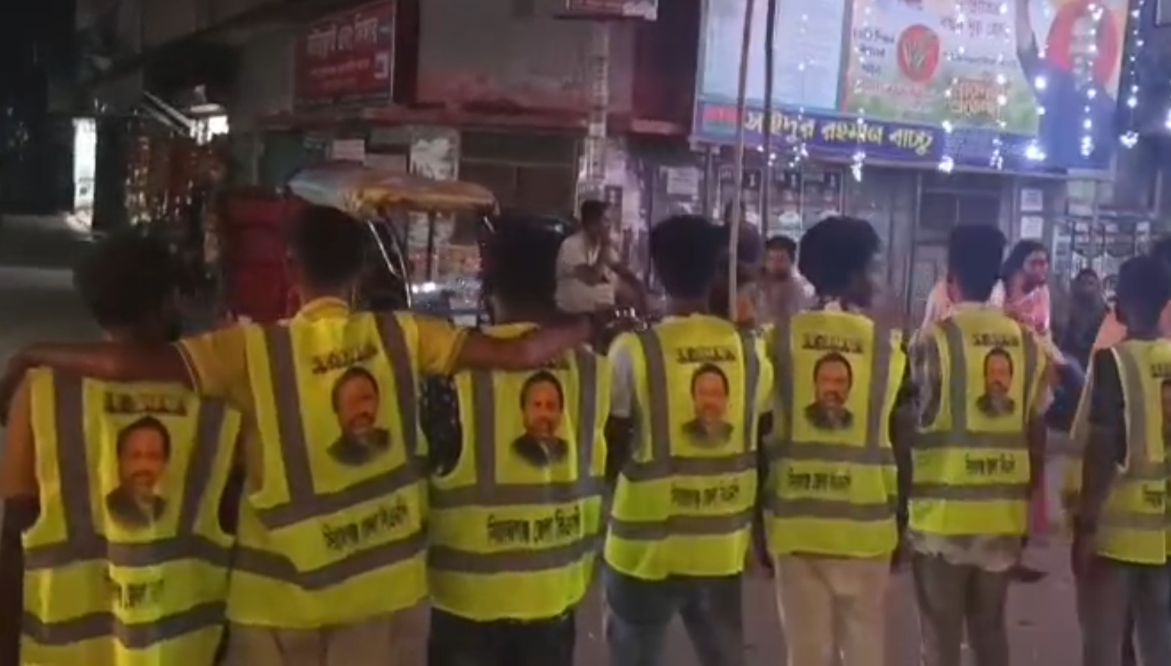 সিরাজগঞ্জে যানজট নিরসনে বিএনপি নেতার উদ্যোগে স্বেচ্ছাসেবী নিয়োগ