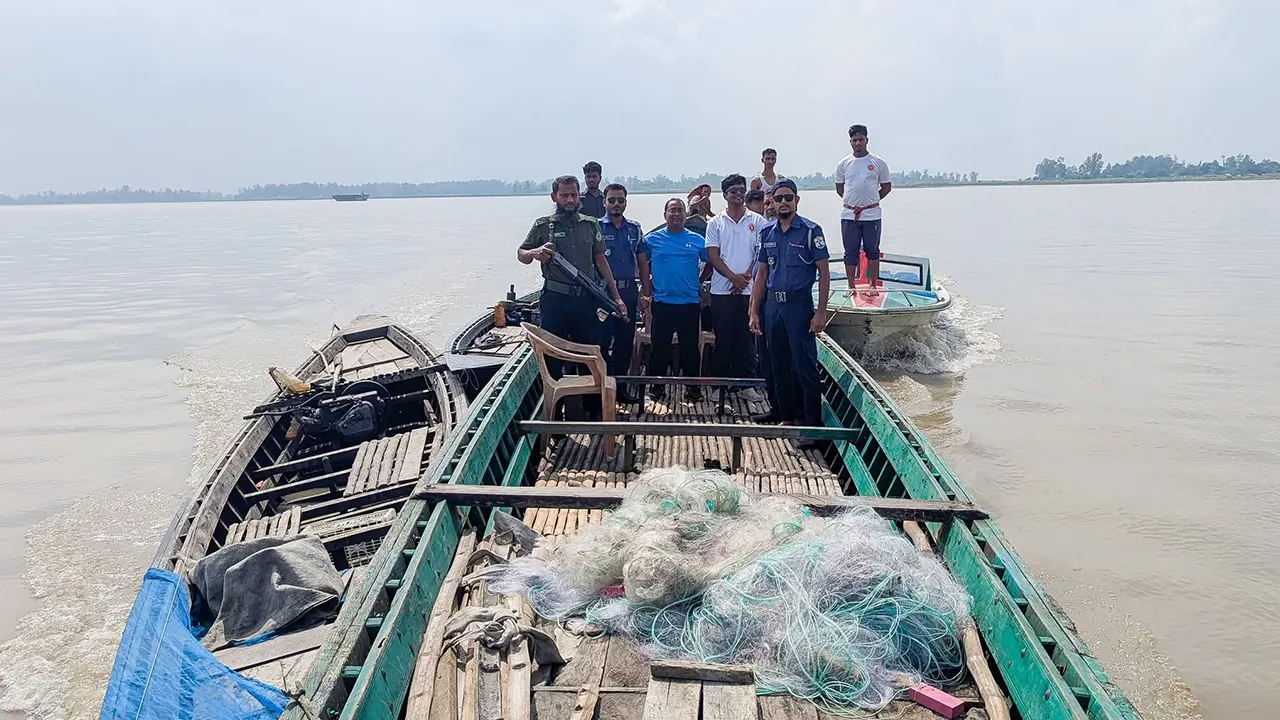 যমুনায় ইলিশ রক্ষা অভিযানে গিয়ে আনসার সদস্যের শটগান পানিতে