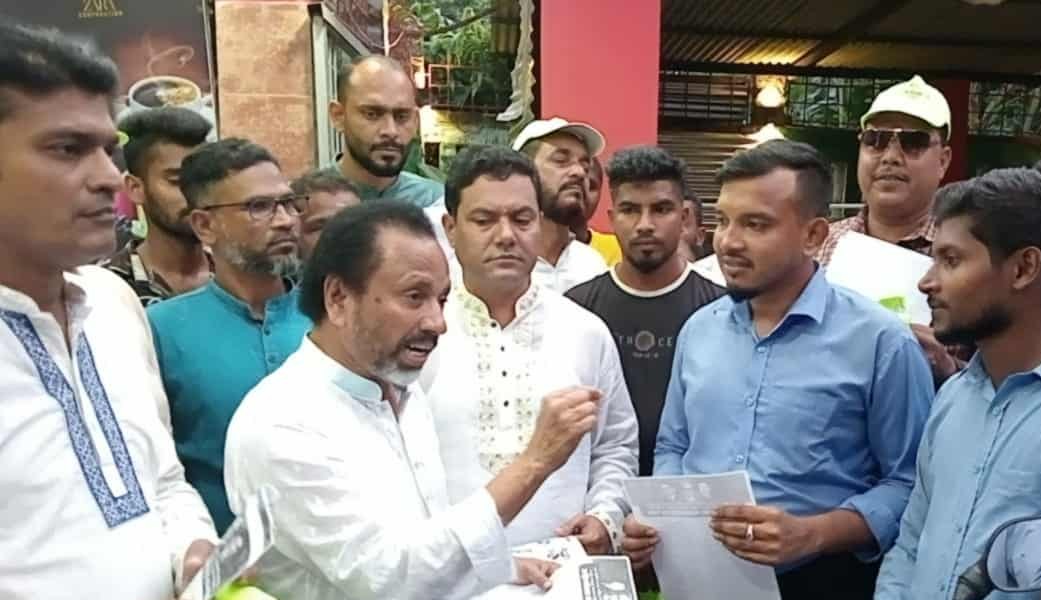 সিরাজগঞ্জে কৃষকদলের ৩১ দফার লিফলেট বিতরণ