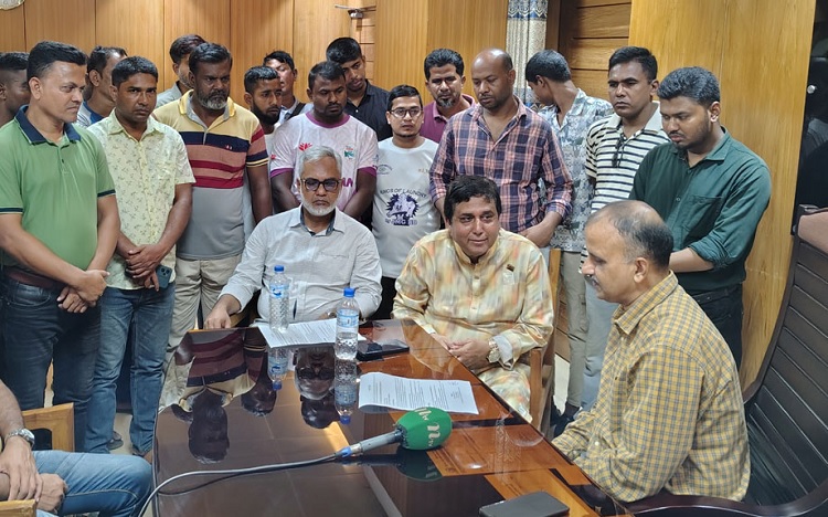 স্থানীয়রা হাসপাতালের পরিচালক এ টি এম নুরুজ্জামানকে জেরার মুখে ফেলেন