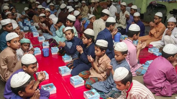 এতিমদের কোরআন ও খাবার বিতরণ