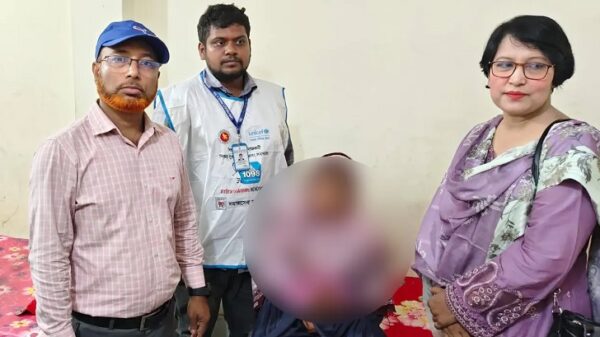 ফুটপাতে জন্ম নিলো শিশু