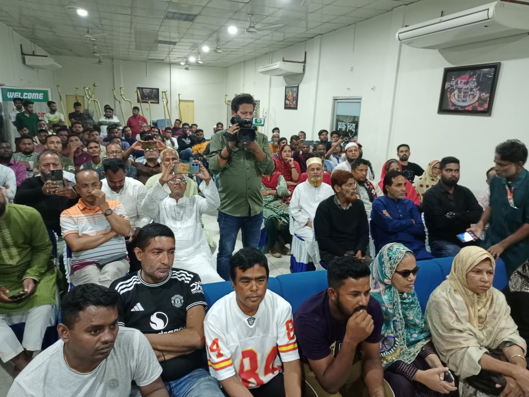 সিরাজগঞ্জে বিএনপি নেতাকর্মীদের সঙ্গে শহীদ মুগ্ধের ভাই মীর স্নিগ্ধের মতবিনিময়