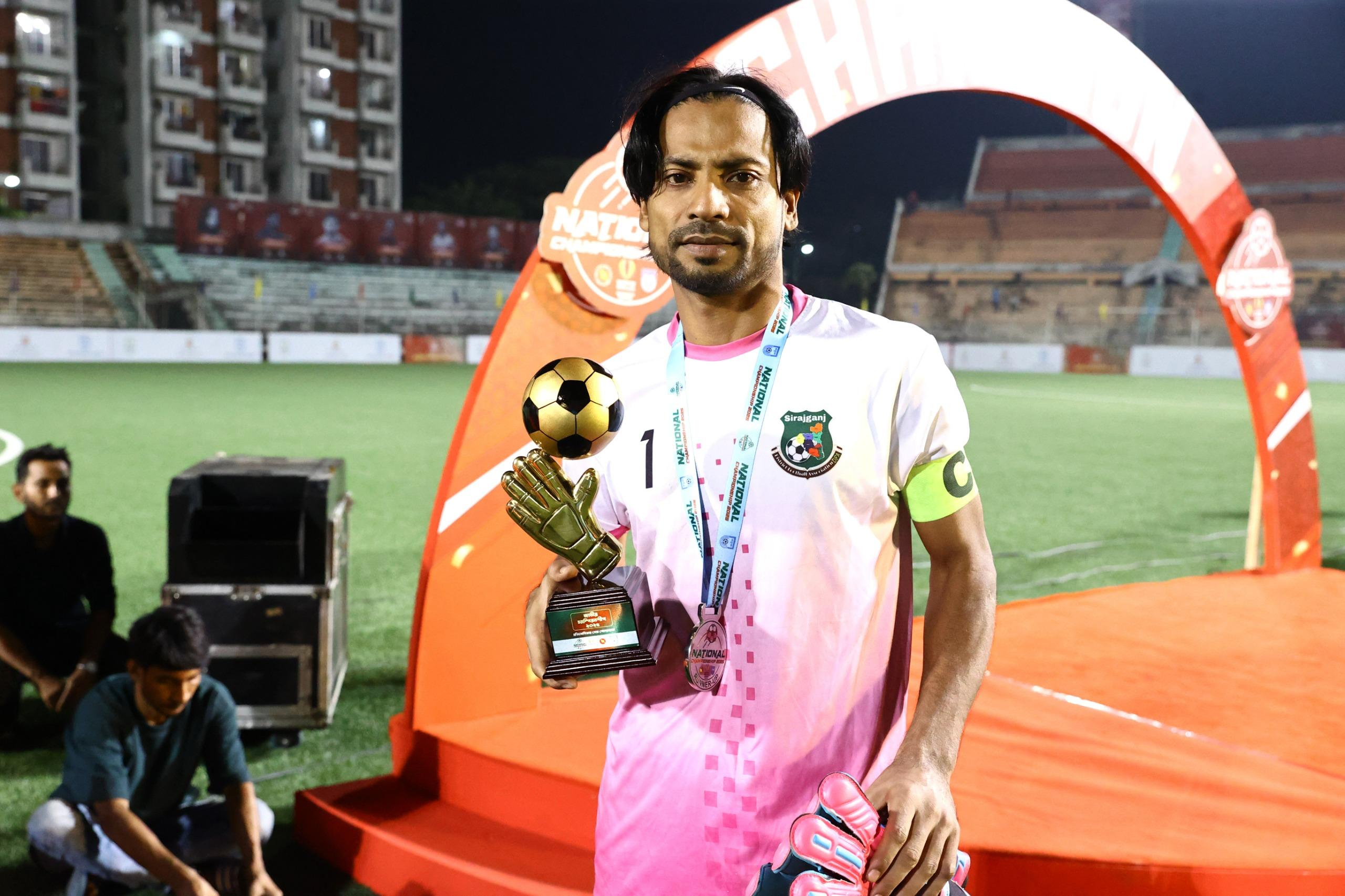 সেরার মুকুট পেলেন সিরাজগঞ্জের ‘বাজপাখি’ গোলকিপার কাশেম