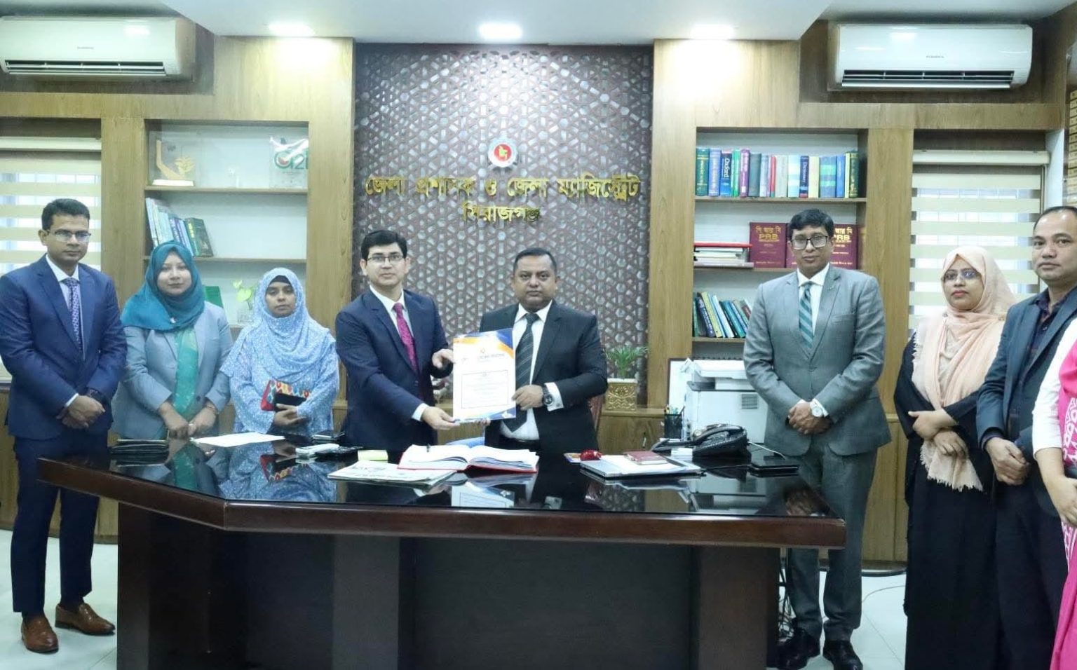 সিরাজগঞ্জের নতুন জেলা প্রশাসকের দায়িত্ব গ্রহণ