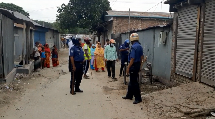 সিরাজগঞ্জে দুই মহল্লার মধ্যে সংঘর্ষ