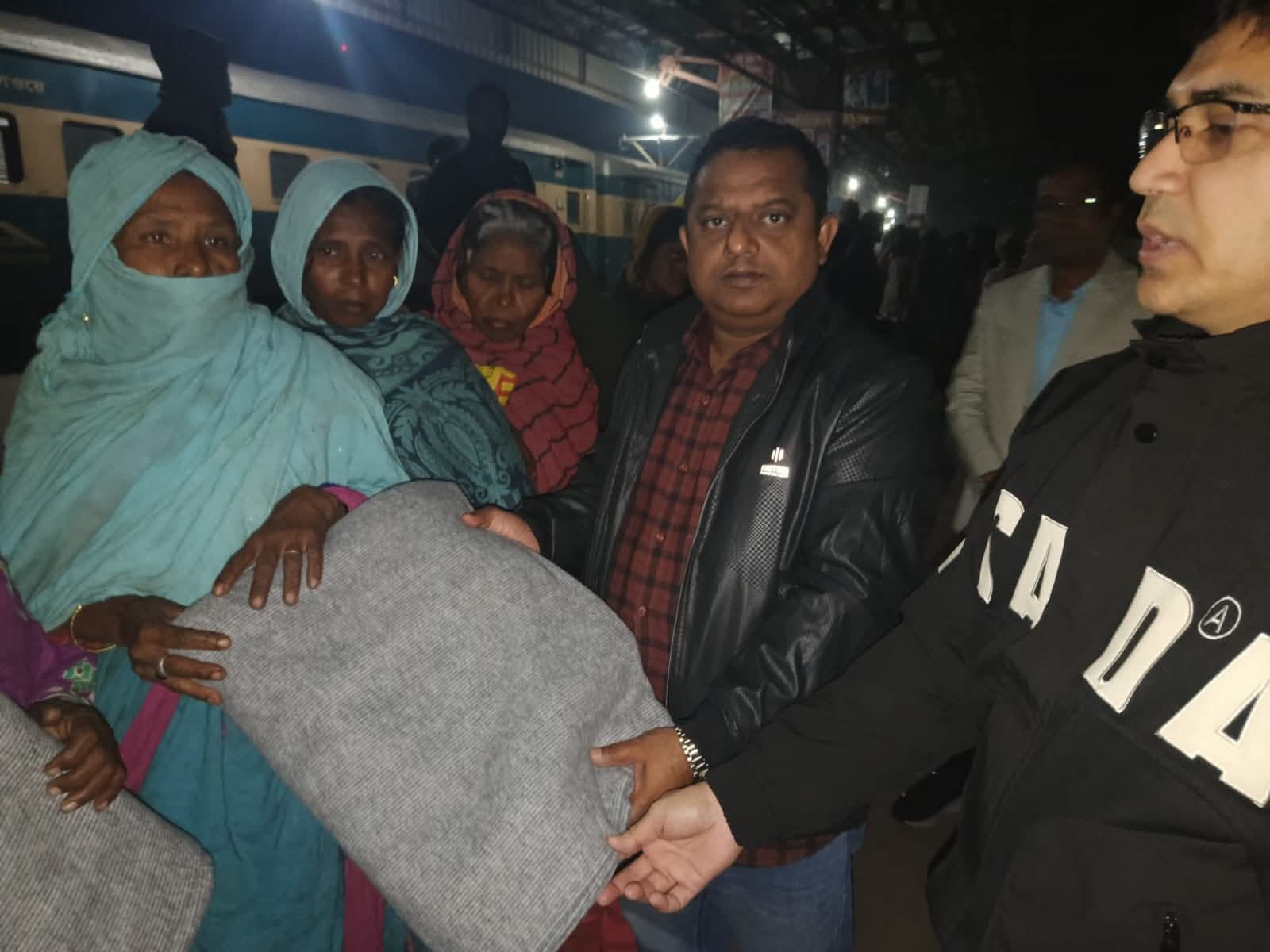 সিরাজগঞ্জে শীতার্তদের মাঝে জেলা প্রশাসকের শীতবস্ত্র বিতরণ