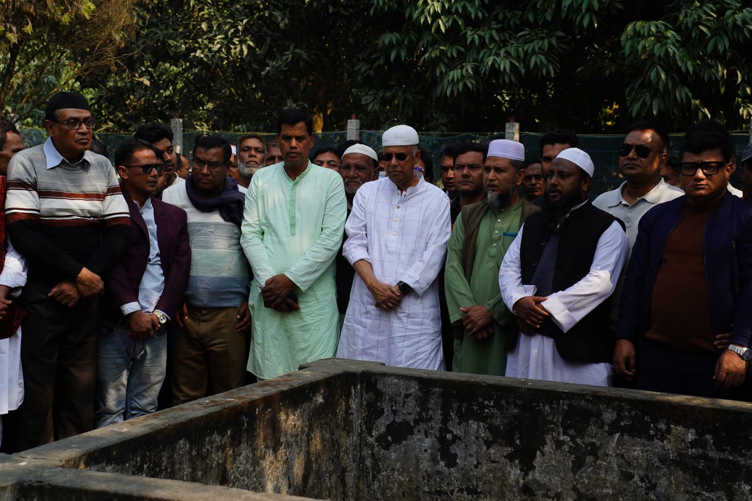 বাবা-মায়ের কবর জিয়ারত করে ইকবাল হাসান মাহমুদ টুকুর প্রচারণা শুরু