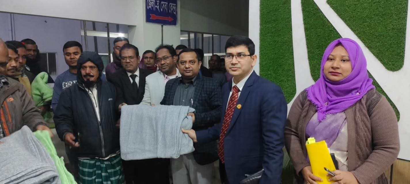 সিরাজগঞ্জের বিভিন্ন স্থানে শীতবস্ত্র বিতরণ