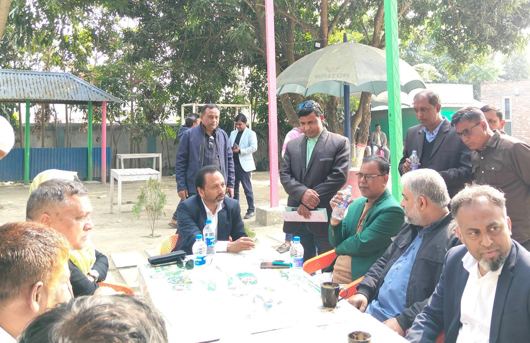 সিরাজগঞ্জের বিভিন্ন দলের প্রার্থীদের অন্যরকম চা আড্ডা