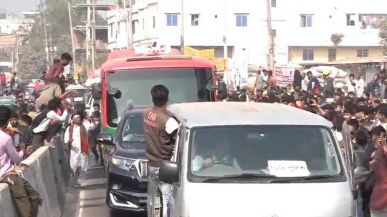 সিরাজগঞ্জের পথে তারেক রহমান, রাস্তার দুপাশে হাজারো মানুষ