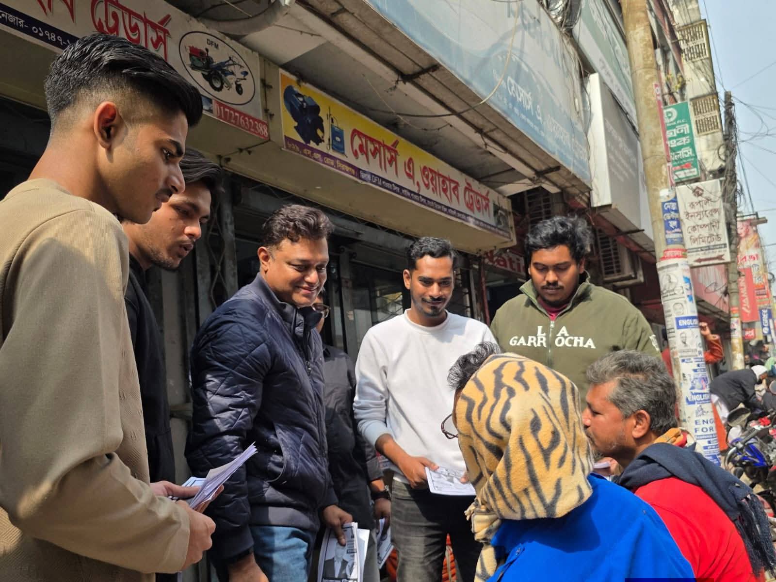 ঘুরে ঘুরে বাবার জন্য ভোট চাইছেন টুকুপুত্র আবেদ