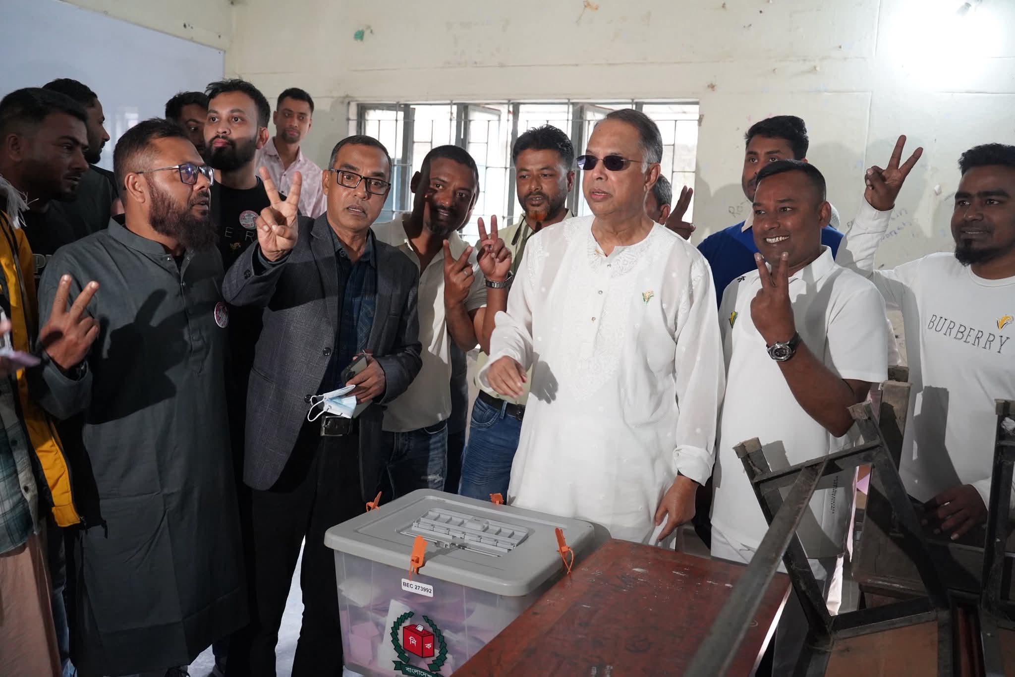 স্বস্ত্রীক ভোট দিয়েছেন ইকবাল হাসান মাহমুদ টুকু