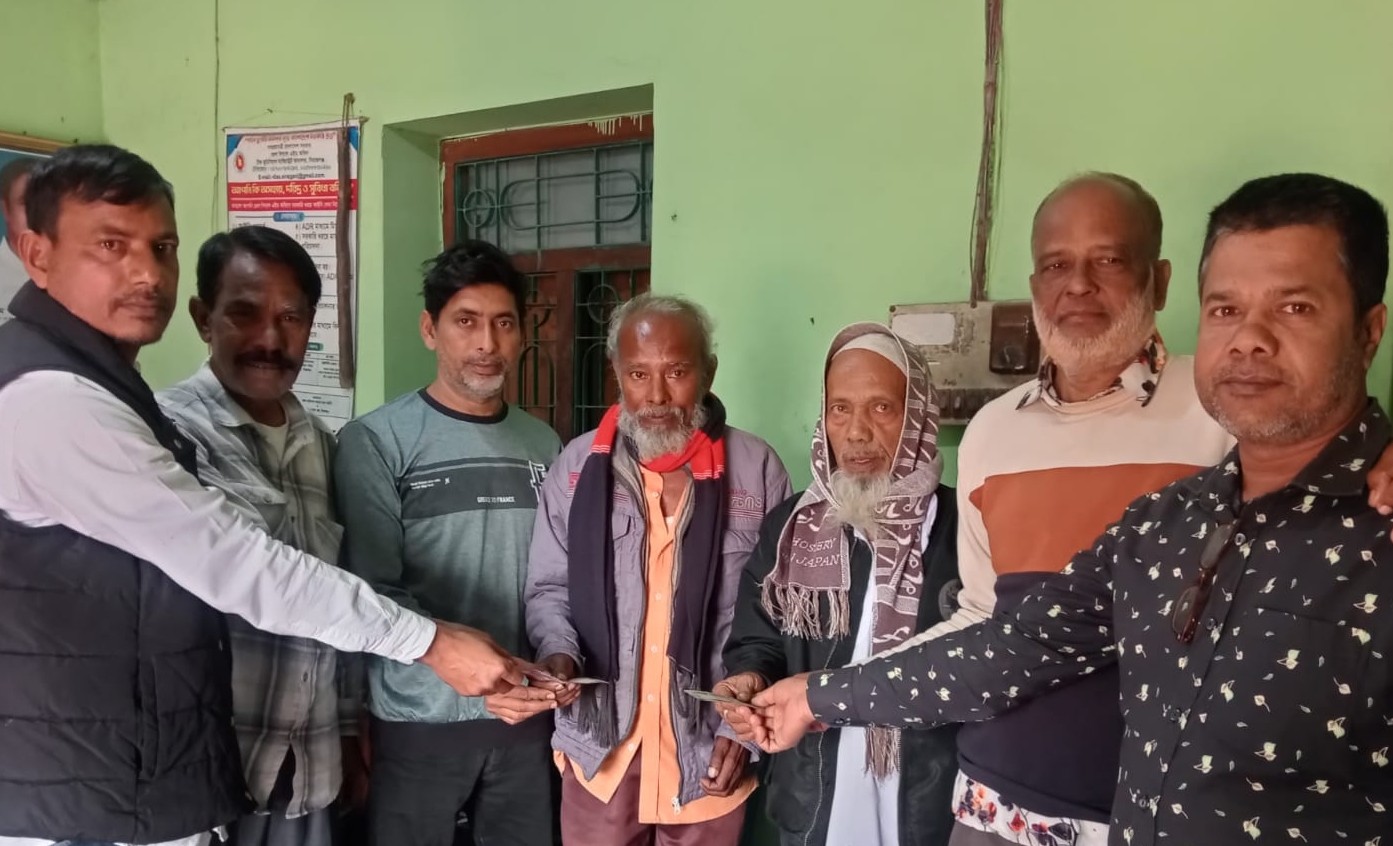 সিরাজগঞ্জে অসহায় ও অসুস্থ মোটর শ্রমিকদের সহায়তায় মাসিক অনুদান