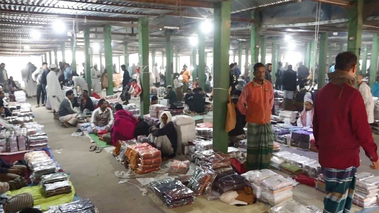 ঈদকে ঘিরে জমে উঠেছে সিরাজগঞ্জের তাঁতের কাপড়ের হাট