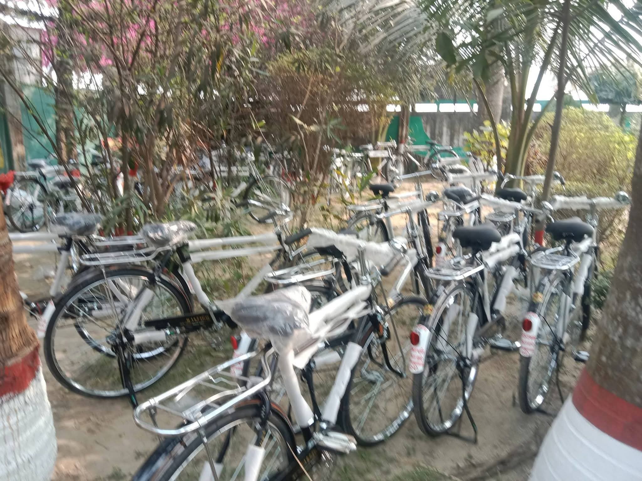 পরিচ্ছন্নতা স্বেচ্ছাসেবীর জন্য ৩০টি সাইকেল দিলেন হাজী সাত্তার