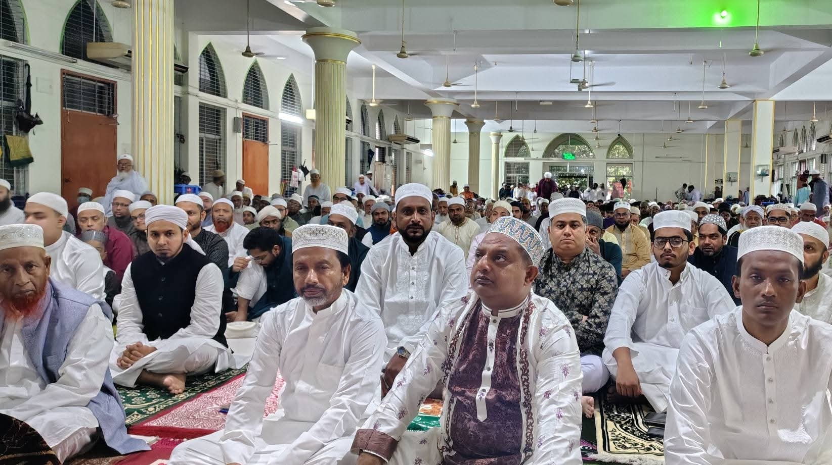 বৃষ্টিমুখর পরিবেশে সিরাজগঞ্জে ঈদ উদযাপন