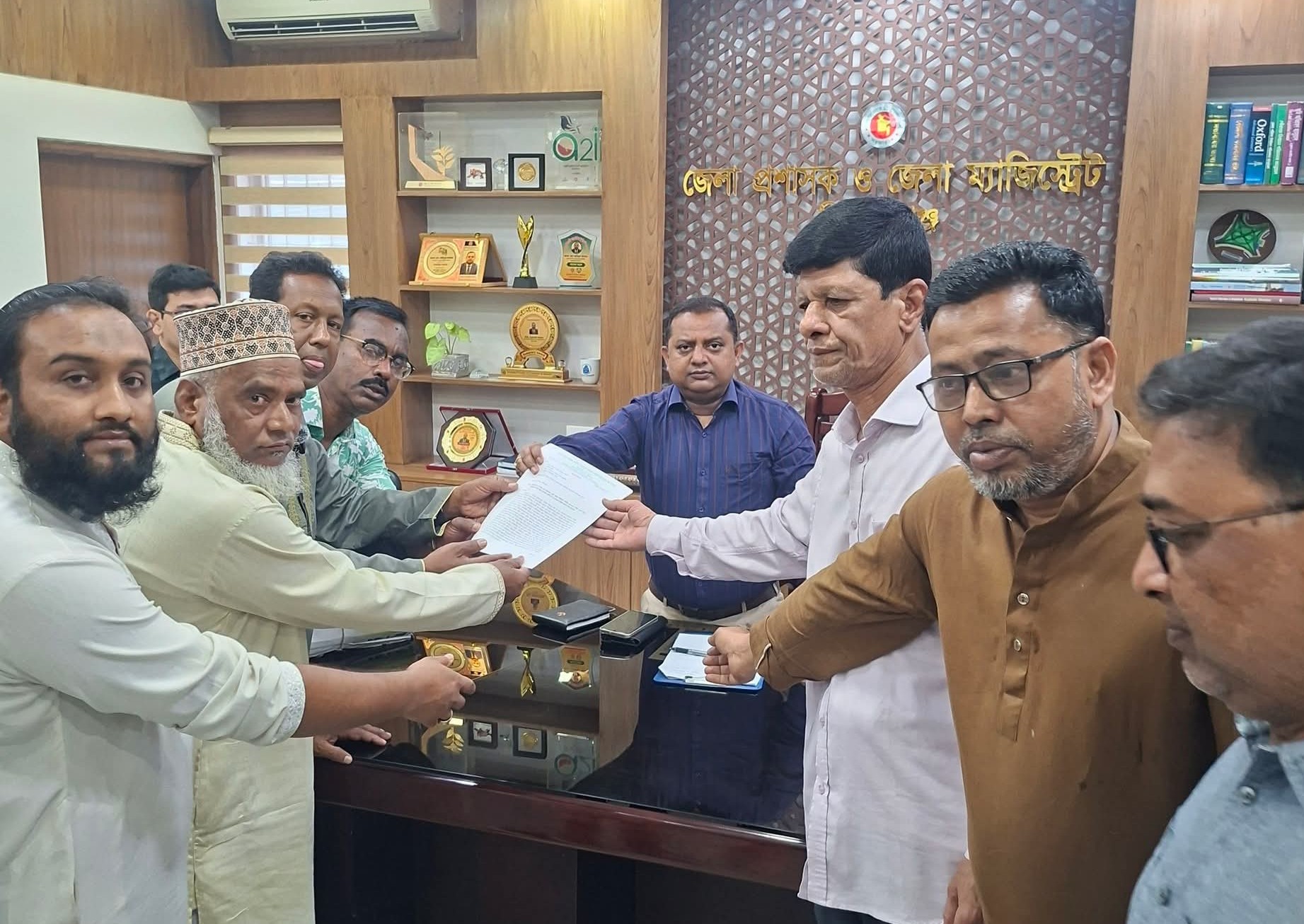 ৯ম পে-স্কেল বাস্তবায়নের দাবিতে সিরাজগঞ্জে স্মারকলিপি