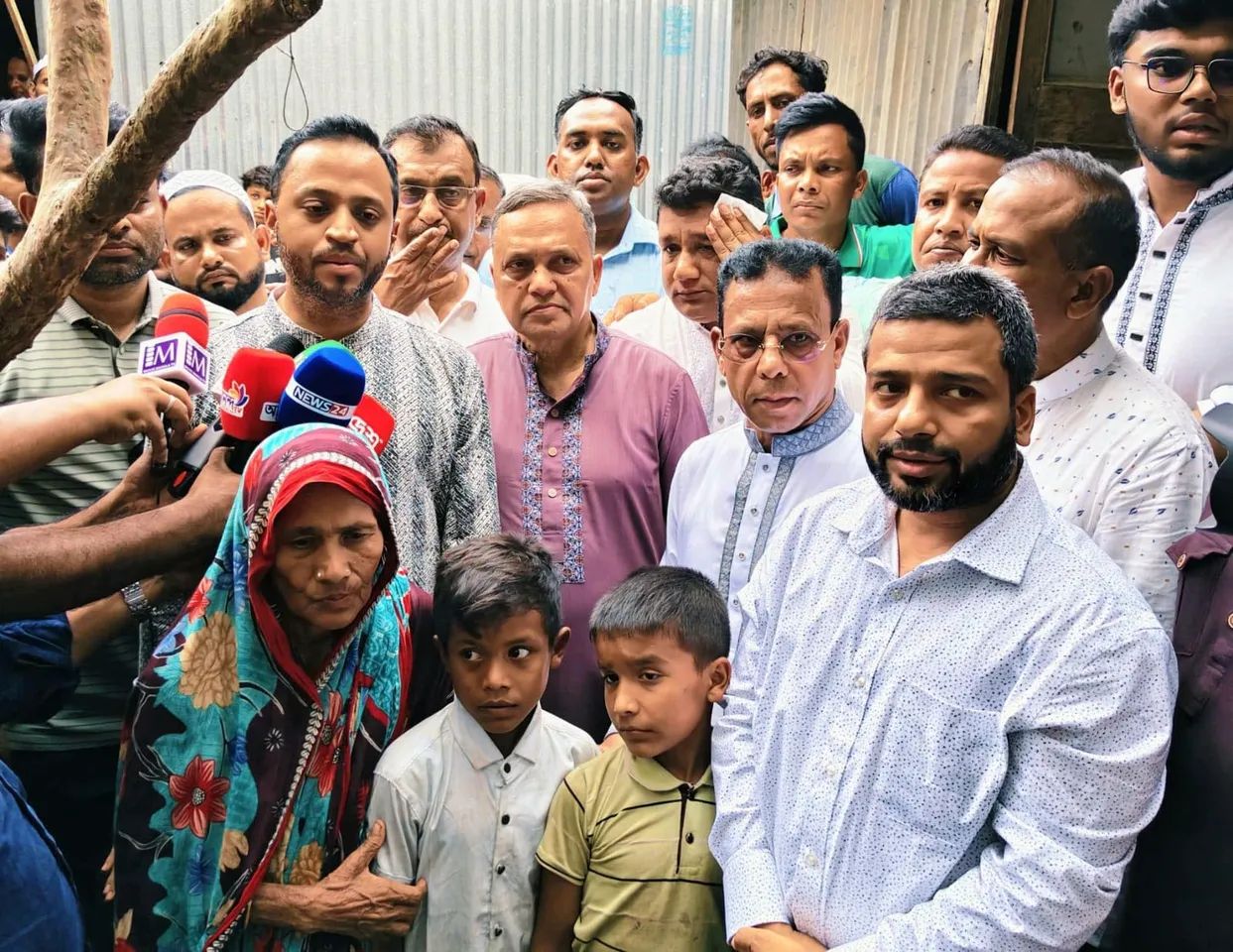 সিরাজগঞ্জের এতিম রায়হান-রোহানের পাশে দাঁড়ালেন প্রধানমন্ত্রী তারেক রহমান