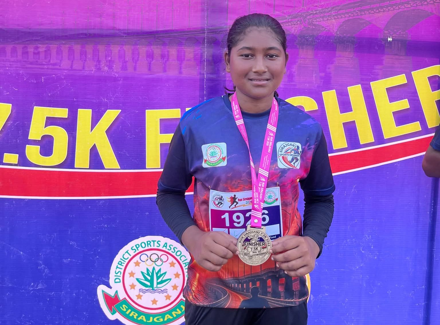 সিরাজগঞ্জ ম্যারাথনে মেয়েদের মধ্যে সবার আগে ১৪ বছর বয়সী সুমাইয়া