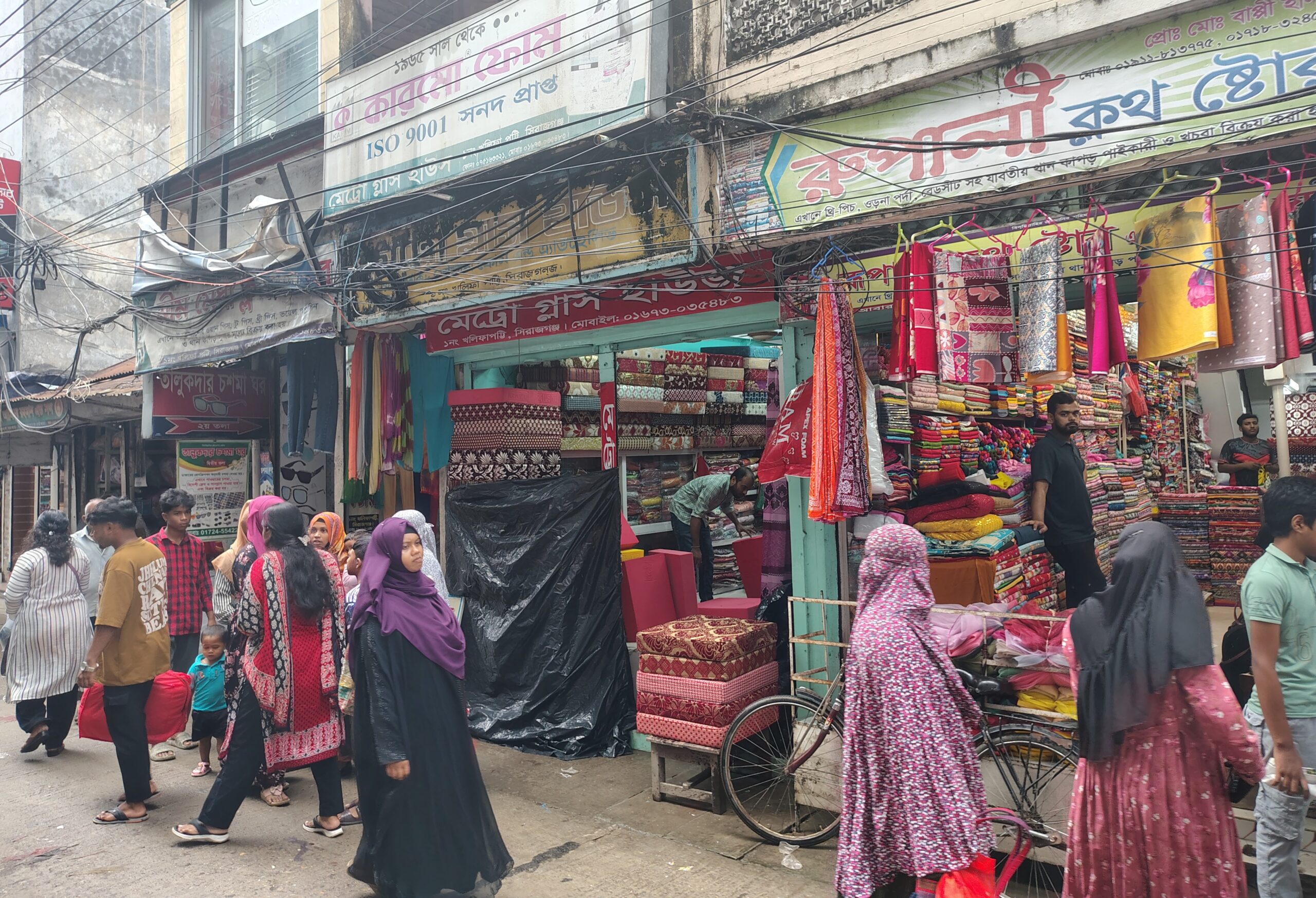 সিরাজগঞ্জের বাজারে ধীরে ধীরে জমে উঠছে কেনাকাটা