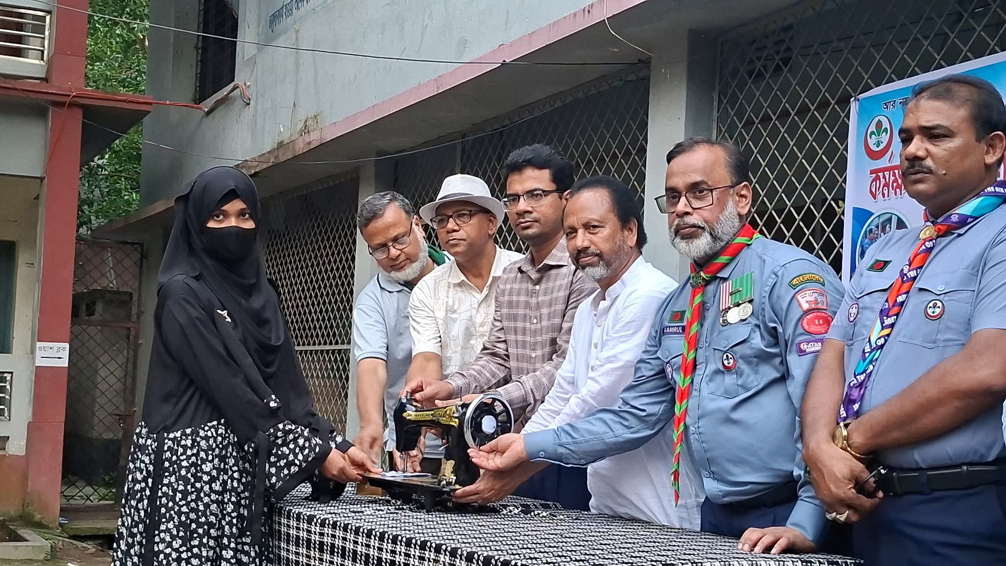 স্বাবলম্বী করতে ১৬ নারীকে সেলাই মেশিন দিল সেবা মুক্ত স্কাউট গ্রুপ